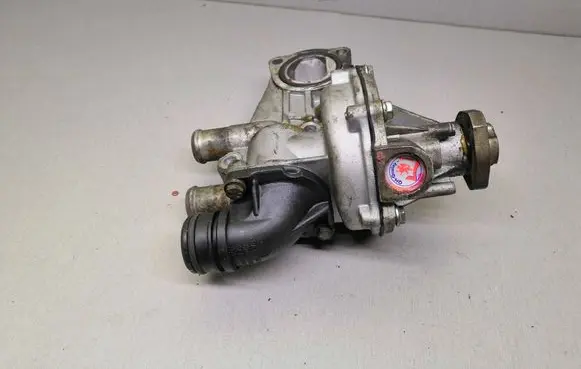 Volkswagen PASSAT B4 Water pump 037121121