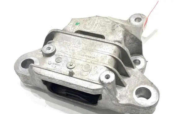 Engine mount vacuum valve