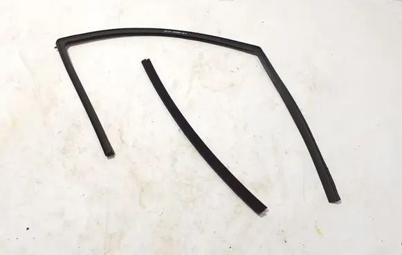 Chevrolet Silverado Front door rubber seal 84729892