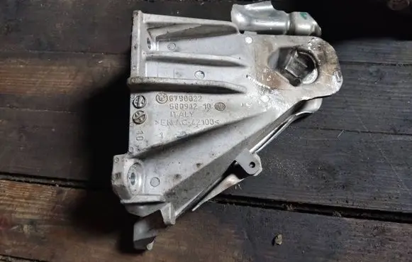 Engine mounting bracket