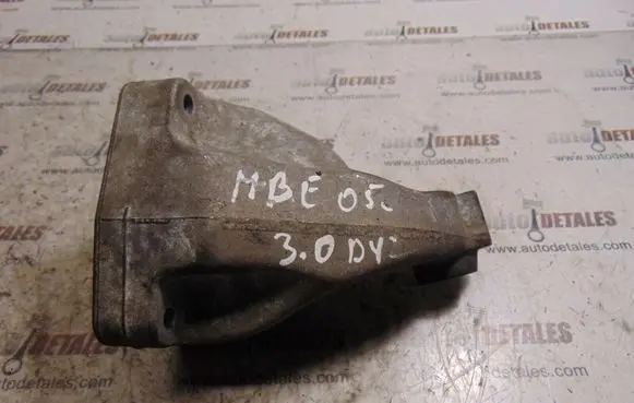 Mercedes-Benz E W211 Engine mounting bracket A6422230004