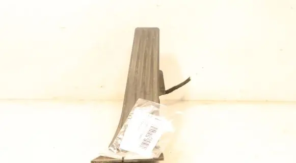 Accelerator throttle pedal