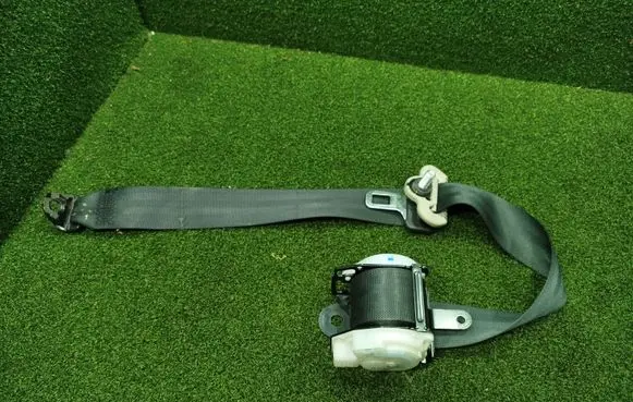 Mitsubishi Pajero Rear seatbelt 0429072 TKAB0EN234