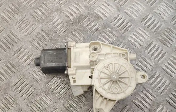 Mercedes-Benz C W204 Front door window regulator motor A2048200142 0130822503