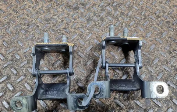 Tailgate/trunk/boot hinge