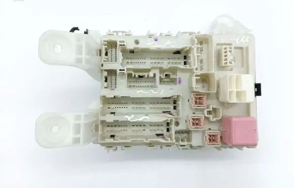 Toyota RAV 4 (XA30) Fuse module 8273042010