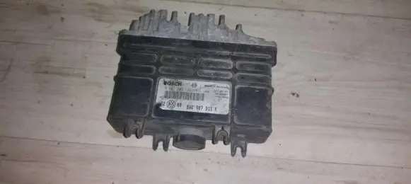 Volkswagen Golf III Engine control unit/module 0261203182 8a0907311k