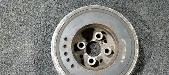 Volkswagen PASSAT B5 Crankshaft pulley 038105243