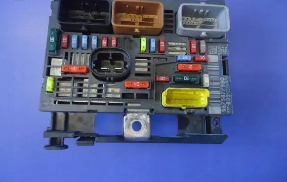 Citroen Berlingo Fuse box set 9675877980