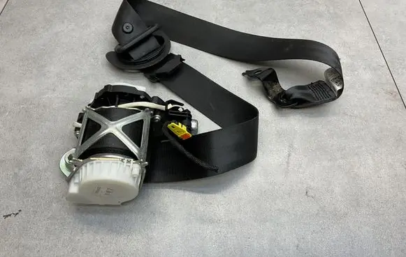 Volkswagen Polo V 6R Front seatbelt 34075966 6R4857705