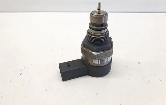 BMW 5 E60 E61 Fuel pressure regulator 0281002481 nr9064