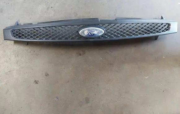 Ford Fiesta Front grill 2S618200AGw