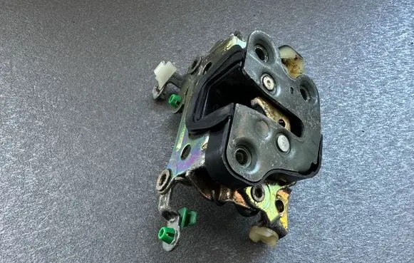 Nissan Terrano Front door lock 8050378G00