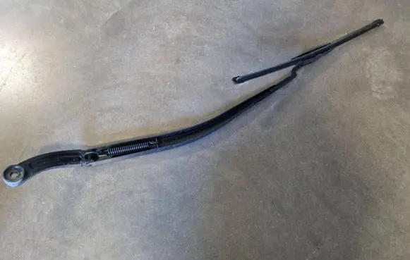 Chrysler Pacifica Front wiper blade arm 2586T2
