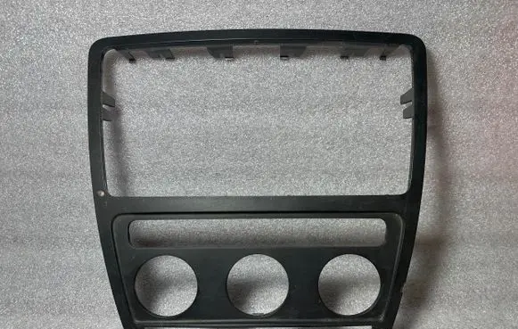 Skoda Octavia Mk2 (1Z) Radio/GPS head unit trim 1Z0858069A