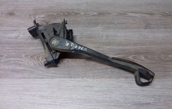 Volvo V70 Accelerator throttle pedal 30636004