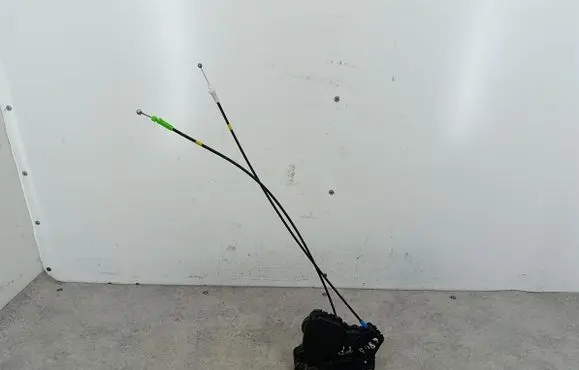 Toyota Auris 150 Front door lock 
