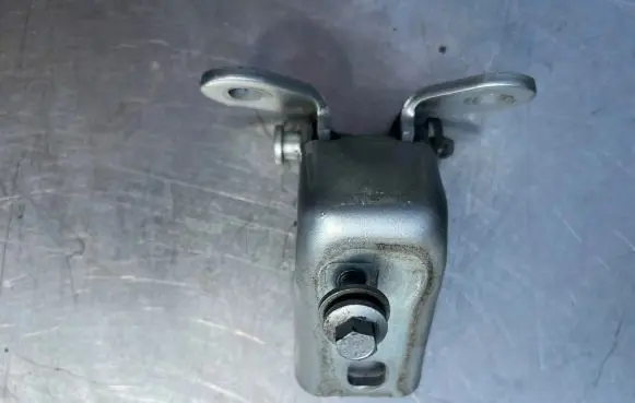 Ford Mondeo Mk III Rear door lower hinge V933BF26806AL