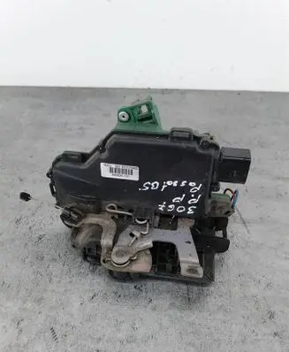 Volkswagen PASSAT B5.5 Front door lock 3B1837016AD
