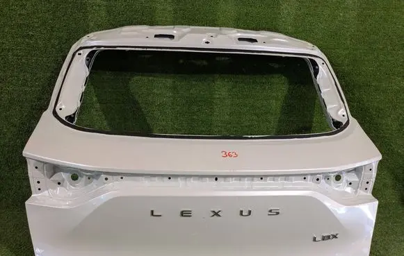 Lexus LBX Truck tailgate
