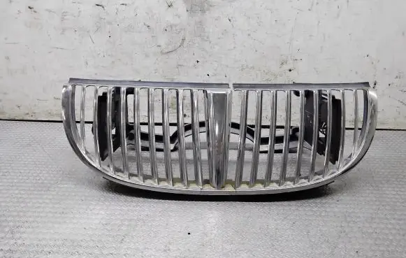 Lincoln Town Car Front bumper upper radiator grill XW138200AA
