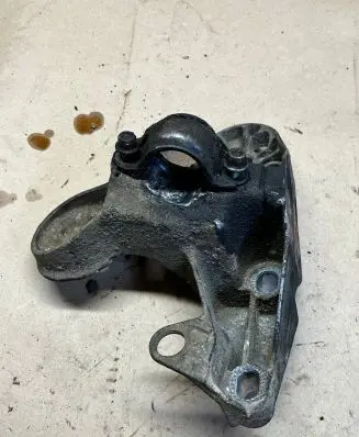 Volkswagen PASSAT B5.5 Engine mounting bracket 8E0199351