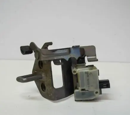 Skoda Octavia Mk2 (1Z) Rear door lock loop/hook striker 1Z9827511C