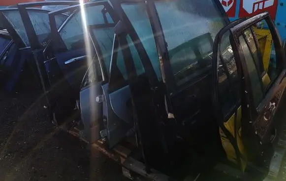 Seat Alhambra (Mk1) Front door juodos