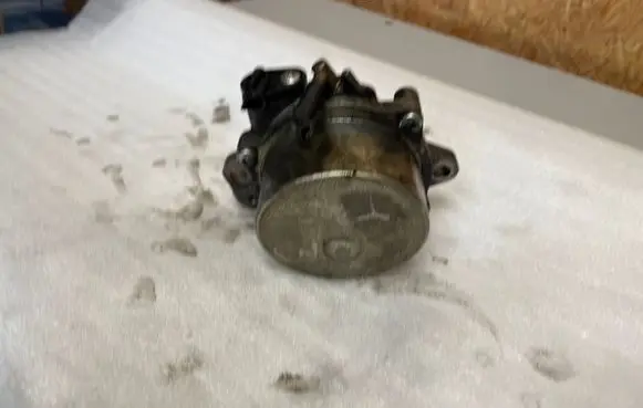 Opel Astra J Vacuum pump 55221036