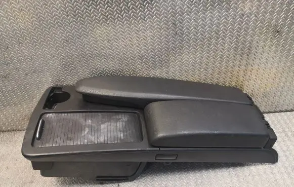 Mercedes-Benz C W204 Armrest 2046801339
