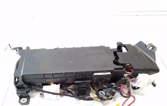 Mercedes-Benz A W176 Fuse module A2465400040