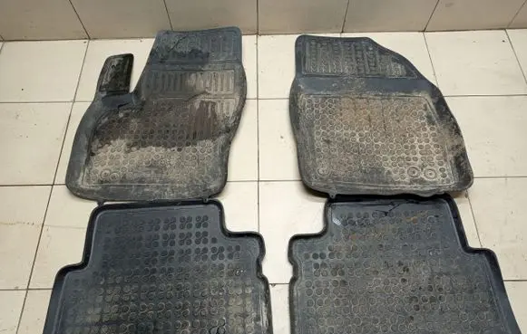 Ford C-MAX I Car floor mat set 