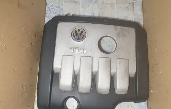Volkswagen PASSAT B6 Engine cover (trim) 03G103925BP