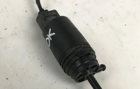 BMW 5 E39 Windscreen/windshield washer pump 8377612 A0008605826 431955651