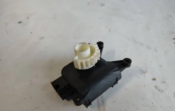 Volkswagen PASSAT B7 Air flap motor/actuator 3C0907511C