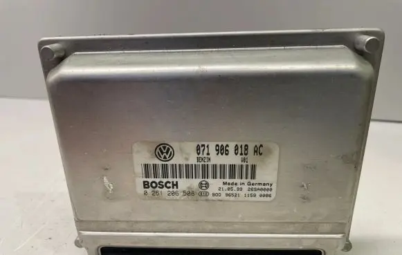 Volkswagen PASSAT B5 Engine control unit/module 071906018AC 0261206508