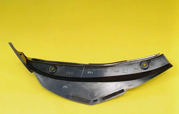 Subaru Legacy Rear/tail light trim molding 42220952