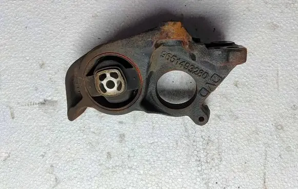 Peugeot 3008 I Engine mount bracket 9651493280