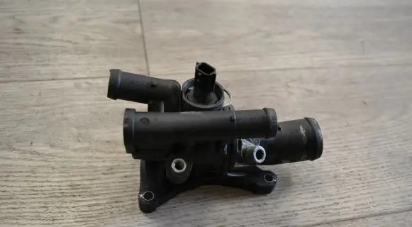 Mercedes-Benz A W176 Thermostat housing A6082000015