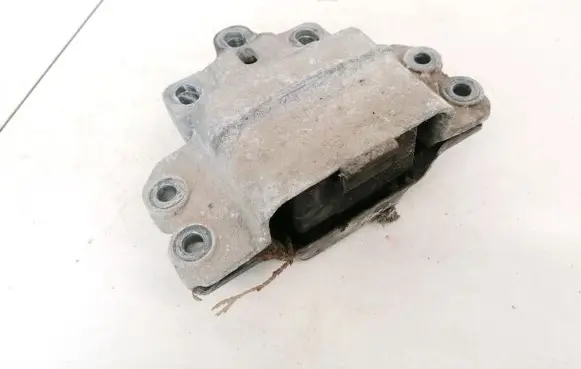 Volkswagen Touran I Engine mount bracket 1K0199555