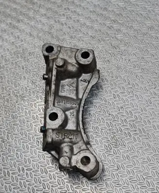 Engine mounting bracket