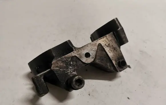 Citroen C4 I Engine mounting bracket 9688615780