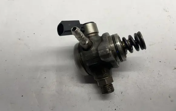 Volkswagen Jetta VII Mechanical fuel pump 04E127027N 04E127027
