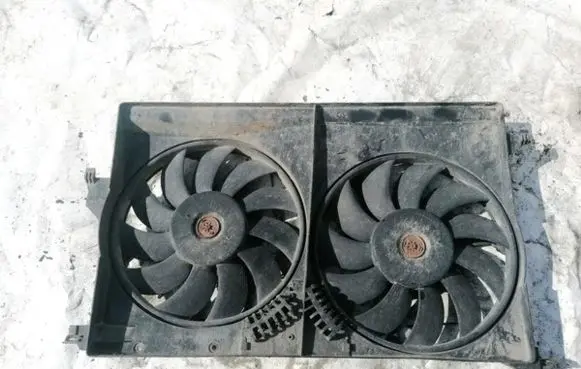 Radiator cooling fan shroud