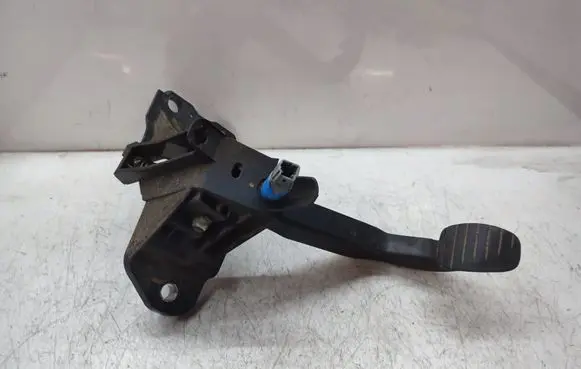 Opel Movano B Clutch pedal 070112