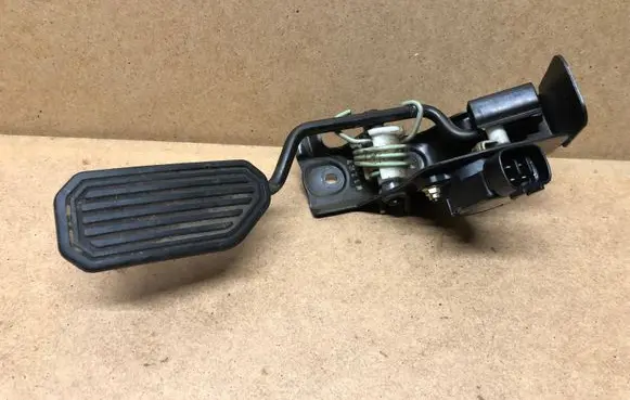 Toyota Avensis T250 Accelerator throttle pedal 8928135020