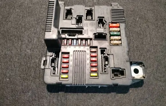 Renault Scenic II - Grand scenic II Fuse module 8200306033c