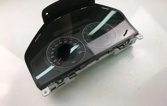 Volvo V70 Speedometer (instrument cluster) 31270899AA
