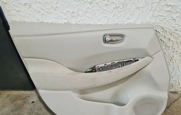 Nissan Leaf I (ZE0) Front door card panel trim 809233NA0A