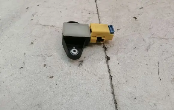 Volkswagen PASSAT B6 Airbag deployment crash/impact sensor 8K0973323T 229787